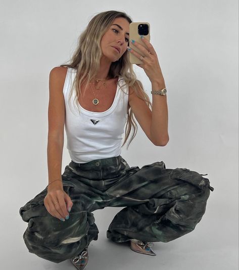 The Attico Cargo Pants Outfit, The Attico Pants, The Attico Cargo Pants, Attico Cargo Pants, Cargo Pants Street Style, Street Outfit Summer, Street Style Outfits Casual, The Attico, Street Style Trends