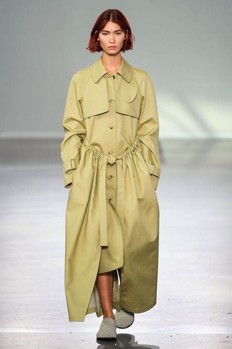 Fashion Trend Book, Spring Trench, Runway Inspiration, Velvet Pumps, Shoe Trends, Oxford Flats, Jw Anderson, Wind Breaker, Celebrity Look