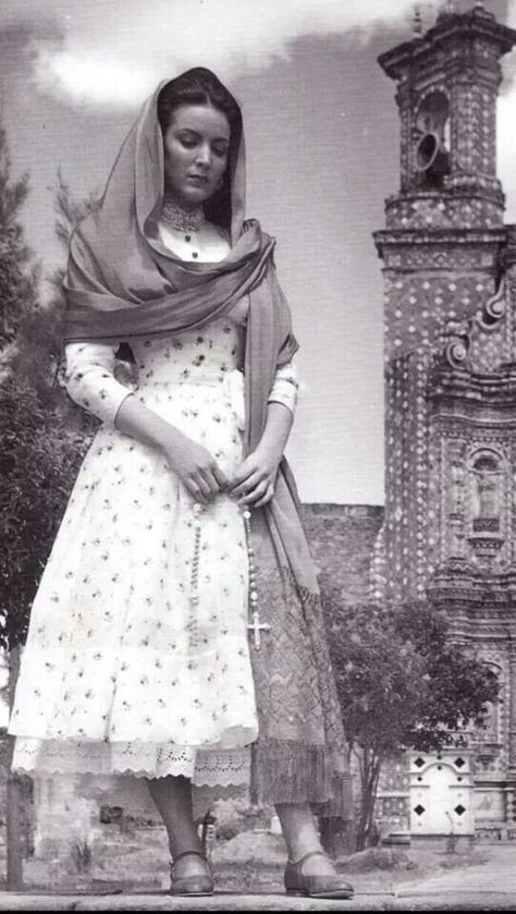 Maria Felix en Enamorada Mexico Fashion, Spanish Woman, Mexican Actress, Mexican Fashion, Mexican Women, Spanish Fashion, Mexican Dresses, Mexican Culture, 1940s Fashion