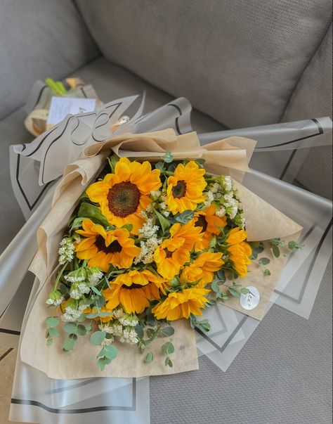 Flores girasoles regalo ramo de flores Flower Bouquet Diy, Flowers For You, Diy Bouquet, Flower Ideas, Flower Bouquets, Aesthetic Wallpaper, Flowers Bouquet, Bouquets, Aesthetic Wallpapers