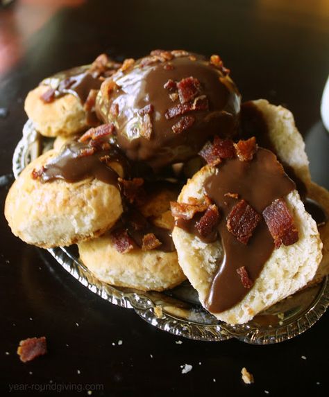 Biscuits and Chocolate Gravy with Bacon Crumbles Chocolate Gravy Recipe, Bacon Gravy, Chocolate Gravy, Southern Comfort Food, Buttery Biscuits, Comfort Food Southern, Crumble Recipe, Gravy Recipe, Bacon Grease