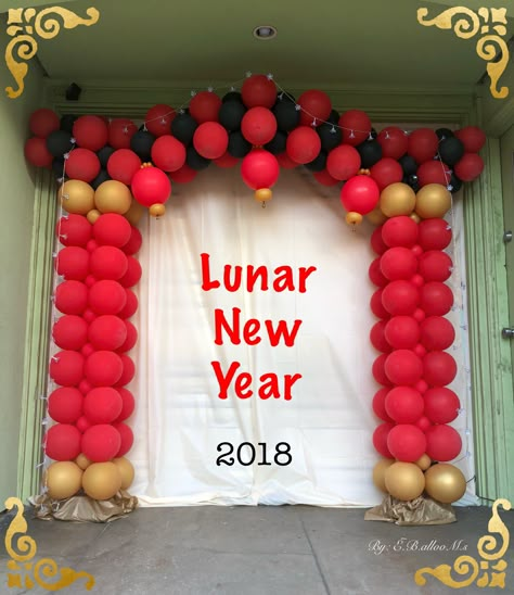 Balloon Decor for Lunar New Year Chinese New Year Balloon Decoration, Lunar Dragon, Chinese New Year Ideas, Lunar New Year Party, Dragon Door, Chinese Deco, Lantern Crafts, Chinese Party, Friends Giving