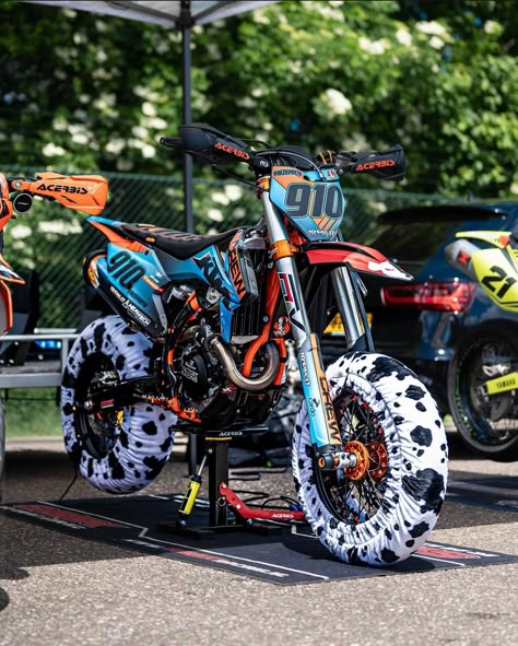 Supermoto Racing, Motocross Outfits, Dirt Bike Riding Gear, Bike Riding Tips, Srt Jeep, Supermoto Bikes, Ktm Supermoto, 125 Honda, Dirt Bike Riding