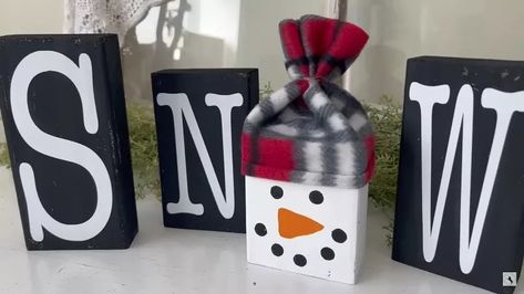 If you have been looking for some simple DIY Christmas decor, today is your lucky day. I want to tell you about some DIY Christmas wood crafts that are easy to make. Diy Christmas Wood Crafts, Wood Crafts Diy Projects, 4x4 Wood Crafts, Different Christmas Trees, Christmas Diy Wood, Painted Wooden Signs, Diy Christmas Decor, Stencil Vinyl, Christmas Tree Painting