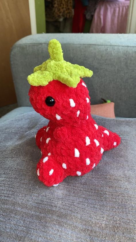 Dino Diy Crafts, Crochet Strawberry Animals, Red Yarn Crochet Projects, Red Crochet Ideas, Crocheted Stuffed Animals, Strawberry Crafts, Crochet Dino, Strawberry Things, Strawberry Crochet