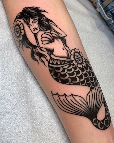 Traditional Mermaid Tattoos, Traditional Mermaid, Jessica O, Siren Tattoo, Mermaid Tattoo Designs, Kunst Tattoos, Tattoos Mandala, Traditional Tattoo Sleeve, Tattoos Geometric