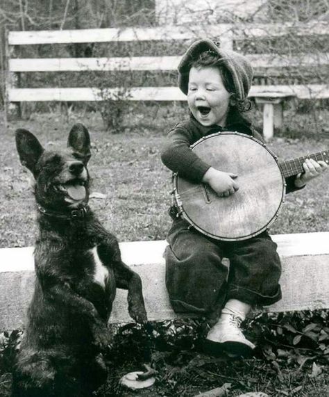 Banjo and dancing dog Photo Vintage, Jolie Photo, Vintage Photographs, 귀여운 동물, Vintage Photography, Historical Photos, Old Pictures, Vintage Children, Black And White Photography