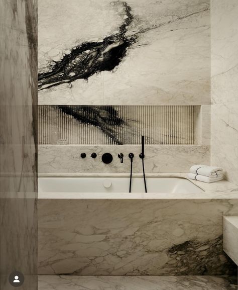 Luxury Bathroom Bathtub, Luxury Apartment Bathroom Ideas, Marble Bathroom Designs, Marble Bathtub, Luxe Bathroom, White Marble Bathrooms, Restroom Design, Tub Surround, Marble Bathroom