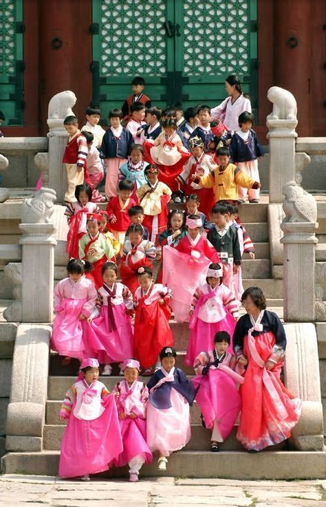 Picnic Korea, Korean Thanksgiving, Gyeongbokgung Palace, Living In Korea, Korean Things, Korean Traditional Dress, Korean Peninsula, Korean Culture, Choi Min Ho