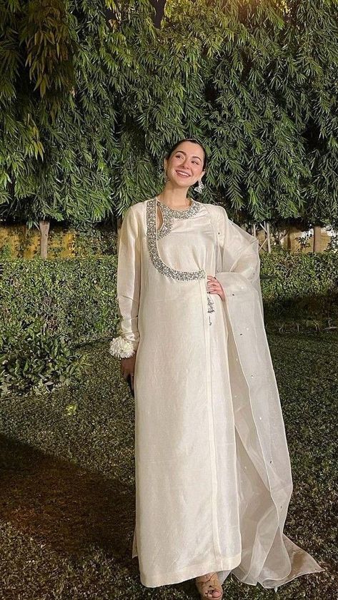 White Silk Pakistani Dress, Full Sleeves Suit Designs Indian Style, Long Kameez Design, Simple Nikkah Outfit, Royal Curtains, Lengha Designs, Eid Dress Ideas, Pakistani Actress Dresses, Fancy Kaftan