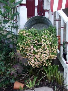 Galvanized tub suspended on a shepherds hook with flowers spilling out Galvanized Decor, Galvanized Tub, Galvanized Buckets, 강아지 그림, Garden Containers, Unique Gardens, Outdoor Inspirations, Garden Cottage, Country Gardening