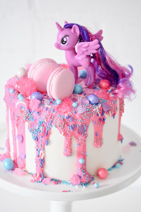 My Little Pony Party My Little Pony Birthday Party Cake, My Little Pony 6th Birthday Party, Pony Cake Ideas, Cake Pony, Birthday Cake Pony, My Litter Pony Birthday Party, My Little Pony Cupcakes, Mlp Party, 4de Verjaardag