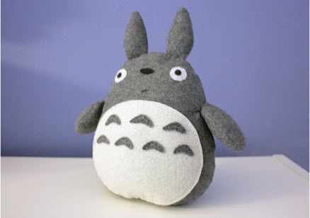 DIY Totoro Plush Tutorial & Pattern  http://felting.craftgossip.com/2012/04/23/diy-totoro-plush-tutorial-pattern/ Totoro Diy, Totoro Pattern, Totoro Plush, Felt Craft Projects, Baby Mobil, Animal Sewing Patterns, Plush Pattern, Diy Pillows, Felt Diy