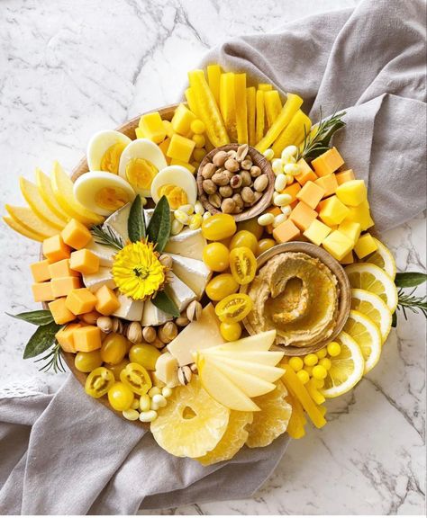 Yellow Party Foods, Charcuterie Party, Charcuterie Inspiration, Snack Board, Party Food Platters, Yellow Foods, Charcuterie And Cheese Board, Charcuterie Recipes, Snacks Für Party