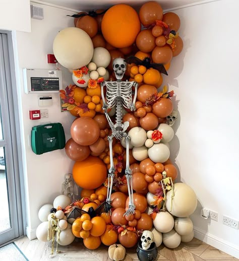 Halloween Party Decorations Balloons, Halloween Balloon Display, Halloween Balloon Wall, Burnt Orange Balloons, Halloween Decorations Balloons, Halloween Australia, Halloween Balloon Decorations, Halloween Balloon Decor, Fall Balloon Garland