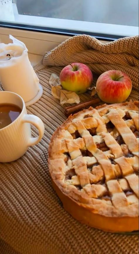 Apple Pie Fall Aesthetic, Fall Apples Aesthetic, Apple Tart Aesthetic, Caramel Apples Aesthetic, October Aesthetic Month, Apple Core Aesthetic, Autumn Baking Aesthetic, Applecore Aesthetic, Aesthetic Apple Pie