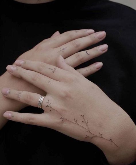 Ornaments Tattoo, Jagua Henna, Small Finger Tattoos, Finger Tattoo For Women, Hand And Finger Tattoos, Finger Tattoo Designs, Small Pretty Tattoos, Tattoo Hand, Hand Tattoos For Women