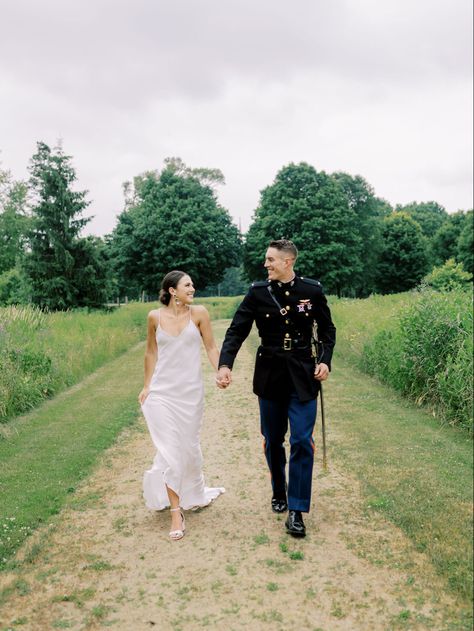 Military Wedding Photos, Army Wedding Ideas, Military Wedding Army, Prenup Photos, Army Husband, Air Force Wedding, Air Force Uniforms, Army Wedding, Military Husband