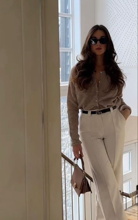 Spa Work Outfit, Successful Women Outfits, Young Elegant Outfit, Business Casual Outfits For Work, Estilo Preppy, Classy Work Outfits, Looks Chic, Work Outfits Women, Classic Outfits