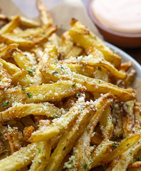 Close Up of Garlic Parmesan French Fries made in Air Fryer Yukon Gold Potato Recipe Air Fryer, Garlic Parmesan French Fries, Parmesan French Fries, Garlic Parmesan Fries, Parmesan Fries, Air Fryer French Fries, Crispy Fries, Baked Buffalo Chicken, Homemade Fries