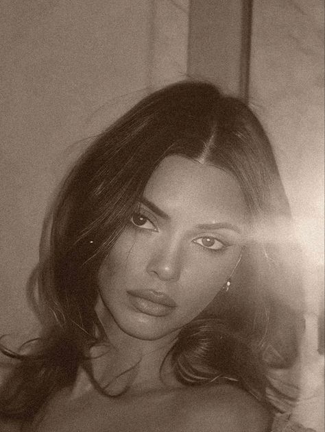 Black And White Selfie, Kendall Jenner Selfie, Vintage Filter, Selfie Portrait, Grain Effect, Photography Vintage, Photography Inspo, Instagram Inspiration, White Hair