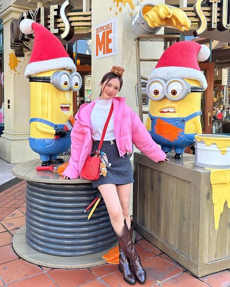 Hongkong Disneyland Outfit Ideas, Disneyland Ootd Winter, Universal Studios Singapore Outfit, Tokyo Japan Outfits Winter, Universal Studios Outfit Winter, Universal Studios Japan Outfit, Tokyo Disneyland Outfit, Outfits For Universal Studios, Universal Studios Picture Ideas