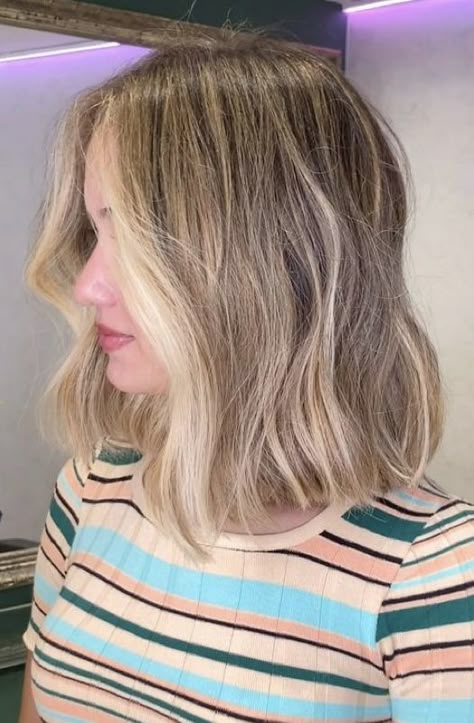 Short Haircuts For Women In Their 20s, Light Balayage Short Hair, Blonde Hair Color Ideas For Short Hair Highlights, Natural Blonde Balayage Bob, Brown Hair Blonde Balayage Short, Subtle Blonde Highlights Short Hair, Dark Blonde For Fall, Short Hairstyle Women Dark Blonde, Balage Hair Blonde Short