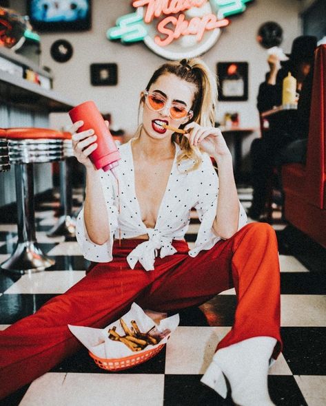 Photoshoot Ideas To Make You Instagram Famous – The H Hub Diner Photoshoot, Colorful Lifestyle, Portret Feminin, Photoshoot Vintage, Retro Photoshoot, Vintage Diner, Shoot Poses, Western Outfits Men, Vintage Photoshoot