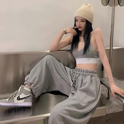 Baggy Fashion, Celana Fashion, Oversized Sweatpants, Trouser Outfits, Women Street, Grey Sweatpants, Sports Pants, Trouser Style, Women Pants Casual