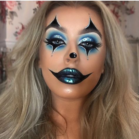 Beauty Clown Makeup, Blue Clown Makeup Halloween, Blue Halloween Makeup Ideas, Halloween Costumes With Blue Dress, Halloween Costumes Blue Dress, Joker Clown Makeup, Blue Dress Halloween Costumes, Blue Clown Makeup, Blue Halloween Makeup