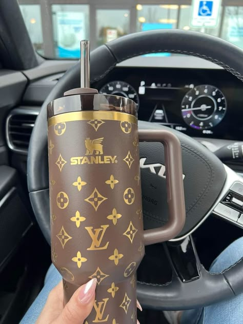 Louis Vuitton Stanley Cup, Stanley Cup Aesthetic Decorated, Cricut Stanley Cup Ideas, Standly Cups, Stanley Decor, Stanley Cup Accessories Ideas, Stanley Ideas, Stanley Bottle, Cute Stanley