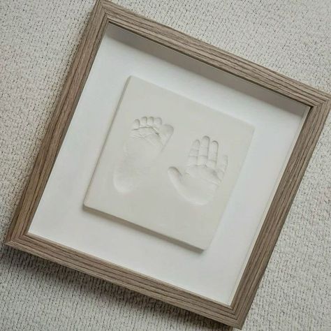 Newborn Keepsake Ideas Diy, Framed Handprints, Pregnancy Memory Ideas, Wabi Sabi Nursery, Diy Baby Keepsakes, Baby Memory Box Ideas, Box Room Nursery Ideas, Newborn Keepsake Ideas, Baby Keepsake Ideas