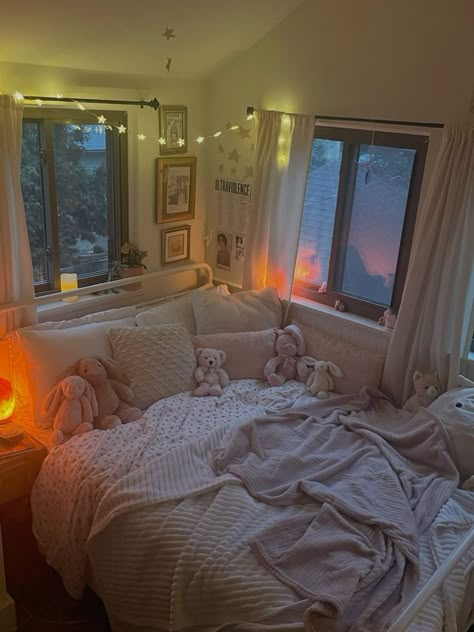 Dream Bedroom Inspiration, Comfy Bedroom, Cosy Room, Room Redesign, Dream House Rooms, Redecorate Bedroom, Cozy Room Decor, Dreamy Room, Dream Room Inspiration