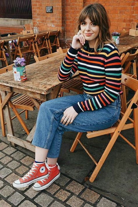 All Star Style, All Star Outfit, Red Converse Outfit, Looks Com All Star, Mom Jeans Outfit, Look Retro, Jeans Cropped, Outfits With Converse, Casual Fall Outfits