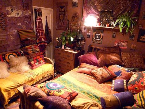 Bed On Floor Ideas, Bed On Floor, Angled Bedroom, Glitter Wallpaper Bedroom, Hippie Living Room, Bedroom Cosy, Bohemian Style Decor, 90s Boho, Hippy Room