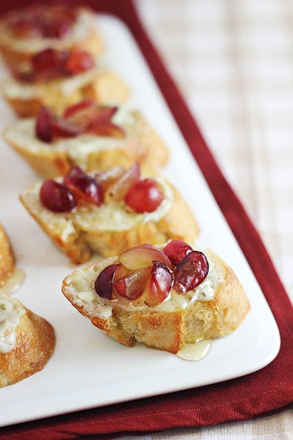 We have created the perfect Thanksgiving Menu Plan so you don't have to stress out and figure out the entire meal for yourself! #thanksgivingrecipes Bruschetta Ideas, Grape Crostini, Blue Cheese Spread, Crostini Appetizer, Horderves Appetizers, Super Easy Appetizers, Cheese Spread Recipes, Blue Cheese Recipes, Food Dinners