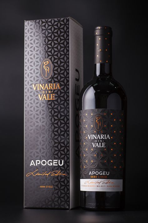 Modern Wine Labels, การออกแบบ Ui Ux, Black Wine Labels, Wine Bottle Label Design, Wine Packaging Design, Wine Bottle Design, Luxury Packaging Design, Wine Bottle Label, Alcohol Packaging