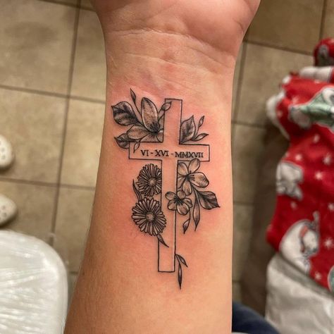 101 Best Cross Flower Tattoo Ideas That Will Blow Your Mind! - Outsons Recovery Tats, Unique Memorial Tattoos, Pretty Cross Tattoo, Cruces Tattoo, Remember Tattoo, Unique Cross Tattoos, Names Tattoo, Cross Tattoo On Wrist, Tato Salib