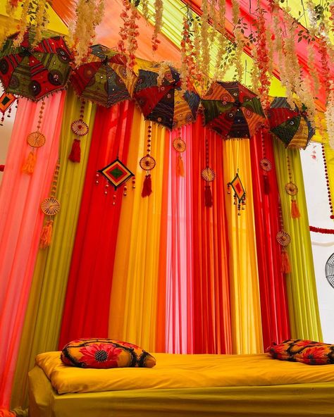 Simple Elegant Engagement Decor, Indian Decoration Wedding, Mehndi Backdrop Stage Decorations, Mehndi Function Decoration At Home, Simple Stage Decorations For Engagement At Home, Simple Mehndi Decor At Home, Mehendi Decoration At Home, Mayon Decor, Mehandi Stage