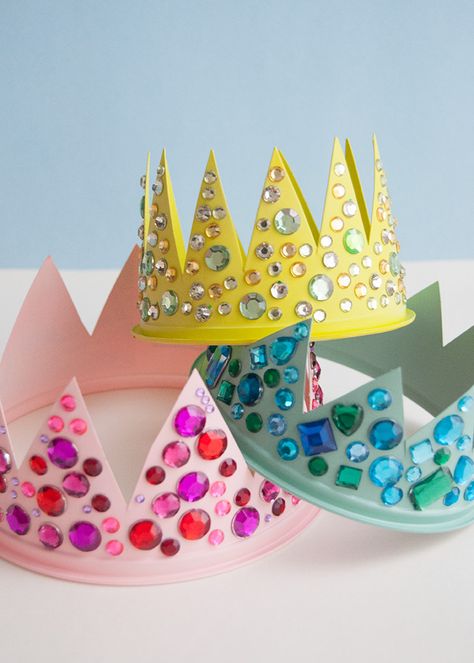 Upcycled Plastic Tub Crowns | Handmade Charlotte Handmade Crown Diy, Princess Diy Crafts, Crown Craft Ideas, Princess Crafts For Kids, Diy Princess Crown, Princess Crown Crafts, Crown Activity, Craft Crown, Couronne Diy