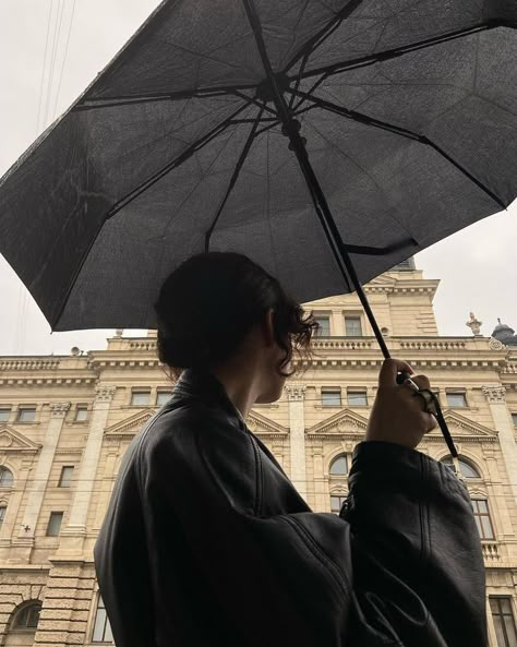 Gothic Chic Aesthetic, Photo With Umbrella Ideas, Paris Academia Aesthetic, Hades Aesthetic, Chaotic Academia, Dark Academia Aesthetic, Academia Aesthetic, Camp Half Blood, High Society