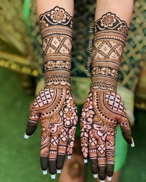 Sonia S Randhawa |📍TORONTO🇨🇦 on Instagram: “Just thought to make a random post for #MehndiMonday . Bridal henna done back in October🍃 @sonias_henna_art . . . . . . . . . . . .…” Fancy Mehndi, Round Mehndi Design, Traditional Mehndi Designs, New Bridal Mehndi Designs, Legs Mehndi Design, Beginner Henna Designs, Modern Mehndi Designs, Full Mehndi Designs, Latest Bridal Mehndi Designs