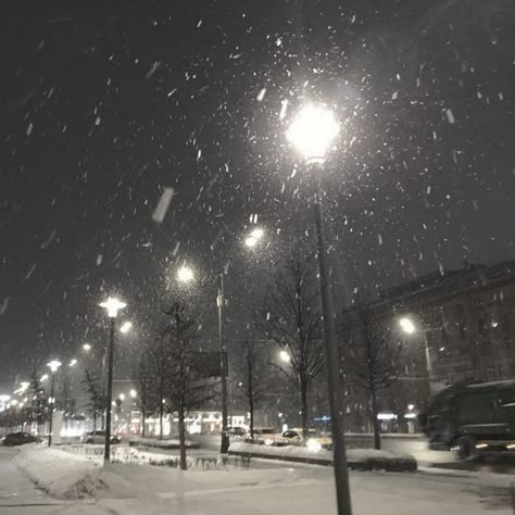 Snow At Night, Snow Night, Snowy Night, I Love Winter, Winter Wallpaper, Winter Scenery, Snowy Day, Foto Ideas Instagram, Winter Pictures