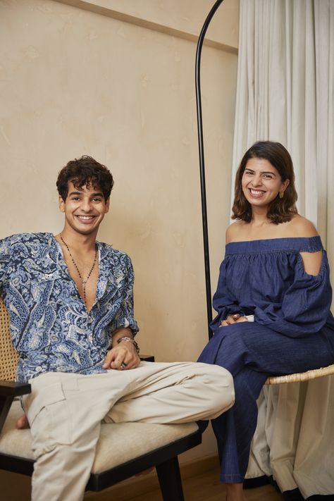 With earthy tones, vintage posters and lots of cosy nooks, the Essajees Atelier-designed home for Ishaan Khatter makes for the perfect evenings indoors. Architect Digest, Celebrity Houses Interior, Sofa Colour Combinations, Ishaan Khatter, Mumbai Apartment, Living Room Color Combination, Interior Design India, Fairytale Houses, Room Color Combination