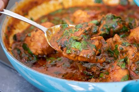 Plasas • West Afrikaanse kip met pinda African Chicken, African Stew, Red Palm Oil, Instant Mashed Potatoes, West African Food, The Gambia, Chopped Spinach, Food Names, Chicken Stew