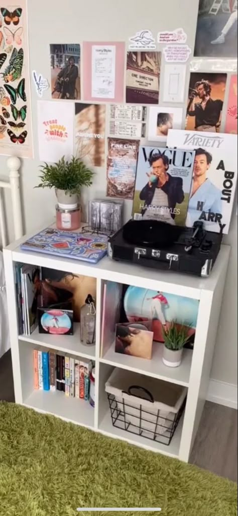 Harry Styles Bedroom Ideas, Harry Styles Room Decor Aesthetic, Teenage Room Aesthetic, Harry Styles Room Decor, One Direction Bedroom, Harry Styles Room, One Direction Room, Harry Styles Taylor Swift, Harry Core