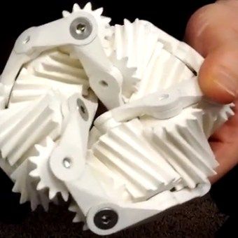 Download and Print This Flexible 11 Gear Mobius Strip (Bearings Not Included) Mobius Strip, 3d Printing Business, 3d Printer Designs, 3d Printer Projects, 3d Printed Objects, 3d Printing Diy, 3dprinting Design, 3d Printing Projects, 3d Printing Technology