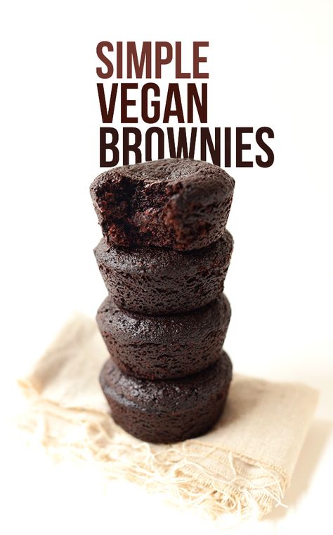 SIMPLE VEGAN BROWNIES 1/2 cup (1 stick) non-dairy butter (such as Earth Balance) 3/4 cup natural cane or granulated sugar 2 large flax eggs (2 tbsp flaxseed + 6 Tbsp water) 1 tsp vanilla extract 3/4 tsp baking powder 1/4 tsp sea salt 1/2 cup dutch-process cocoa powder 3/4 cup unbleached all purpose flour (Optional add-ins:) 1/3 cup walnuts, hazelnuts or chocolate chips Vegan Brownies Easy, Vegan Brownies Recipe, Smoothies Vegan, Vegan Brownies, Minimalist Baker, Vegan Brownie, Desserts Vegan, Vegan Dessert Recipes, Vegan Treats