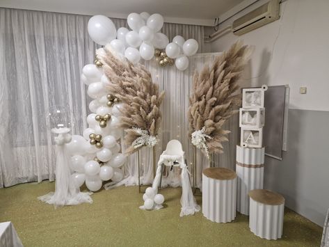 Angel wings decor for christening, white and gold Pampas Angel Wings, Wings Decor, Baptism Themes, Angel Wings Decor, Christening Party, Gold Angel Wings, White Decor, Angel Wings, Christening