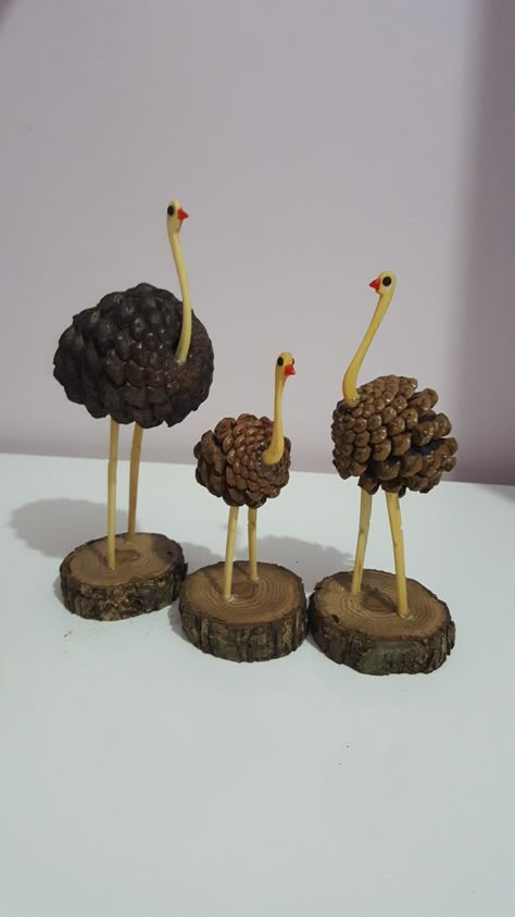 https://youtu.be/aP4NqZN_KdQ Nature Crafts Kids, Pinecone Crafts Christmas, Pine Cone Art, Acorn Crafts, Pinecone Crafts, Cone Crafts, Pine Cone Decorations, Cones Crafts, मोबाइल वॉलपेपर